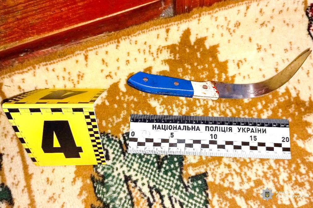Погрожував ножем, душив та бив в обличчія: на Рівненщині судитимуть нападника на жінку