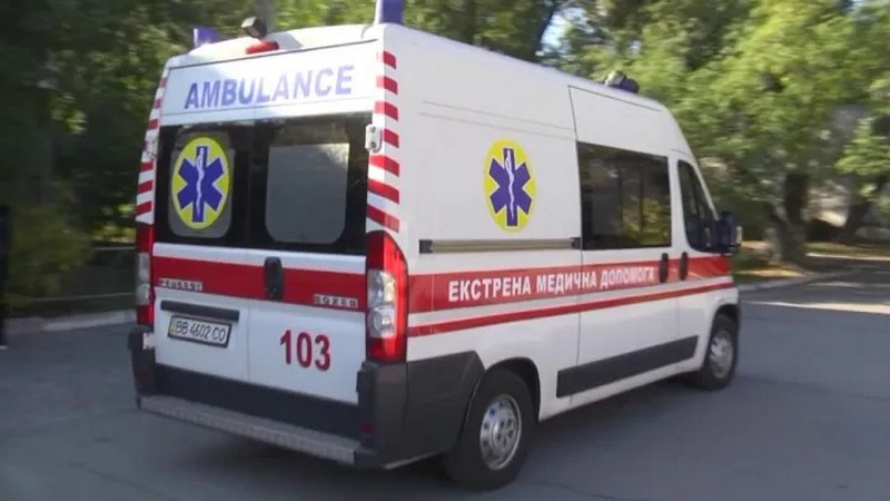 У Харкові чоловік накинувся на медиків швидкої з кулаками