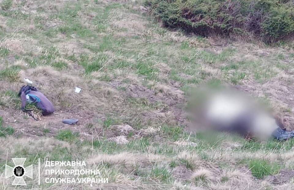 Прикордонники біля підніжжя гори Піп Іван виявили труп людини (ФОТО)
