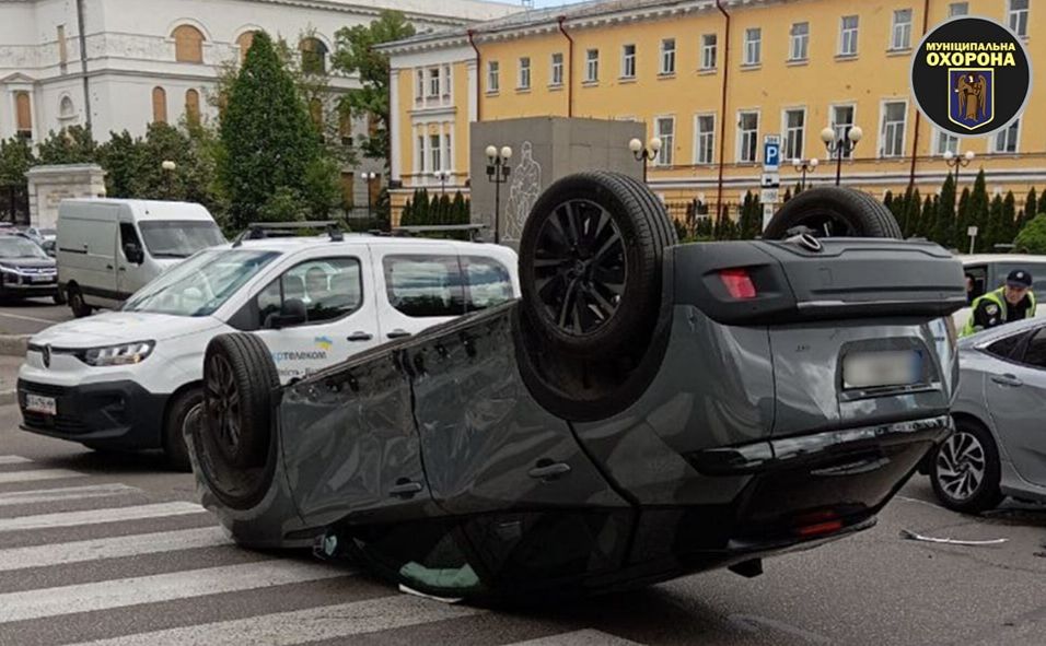 На бульварі Шевченка у Києві перевернувся автомобіль: рух транспорту ускладнений (ФОТО)