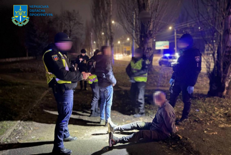 У Черкасах чоловік з револьвера поранив чоловіка і жінку та побив їх