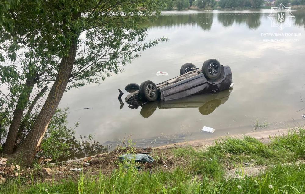 На Рівненщині п'яна водійка не впоралась з керуванням та вилетіла у озеро (ФОТО)