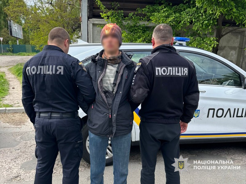 В Чернігові озброєний двома ножами чоловік напав на працівників ТЦК