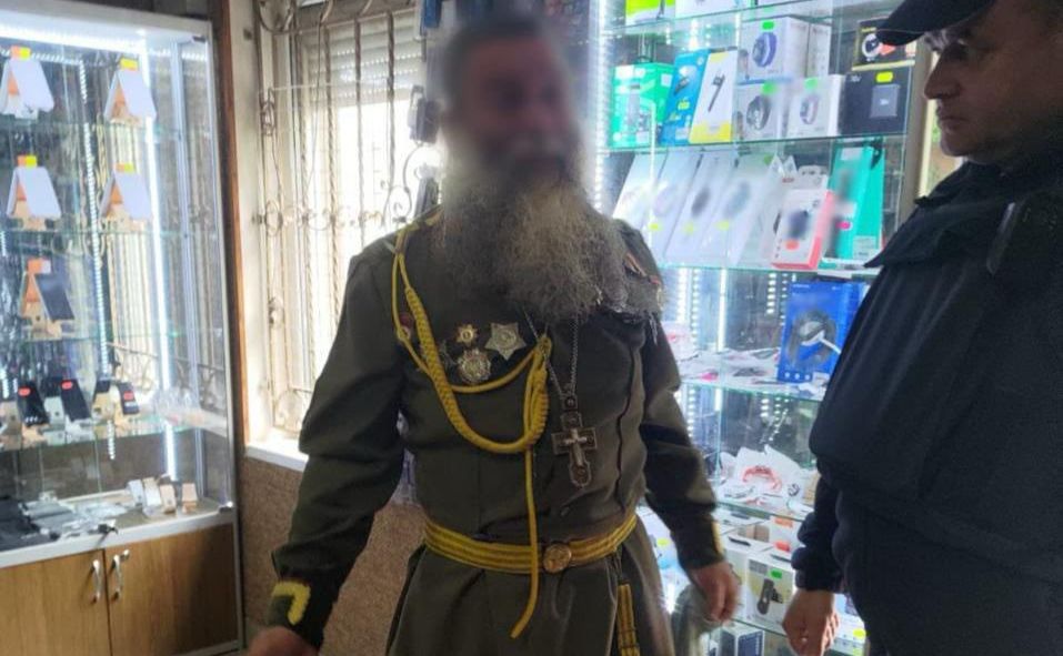 Священник УПЦ МП гуляв по селу у формі солдата радянської армії (ФОТО)