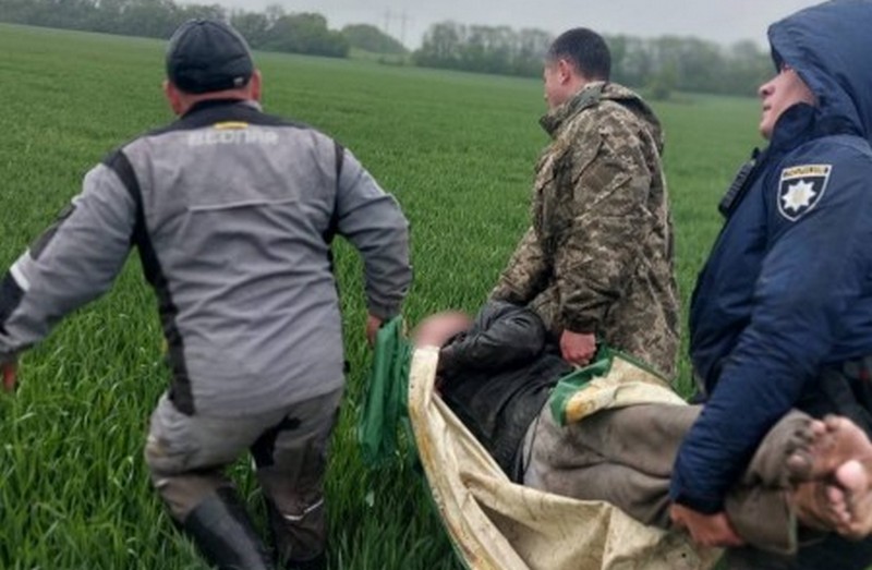 На Вінниччині поліцейські врятували підлітка, який заблукав та ледь не замерз у полі