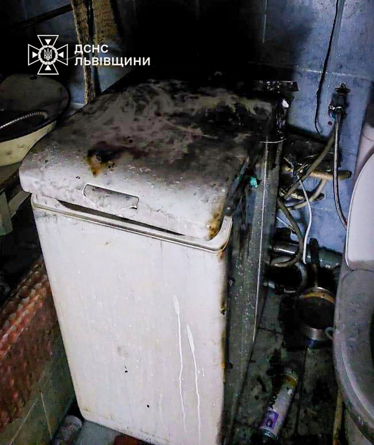 У Львові чоловік ледь не згорів через пральну машинку (ФОТО)
