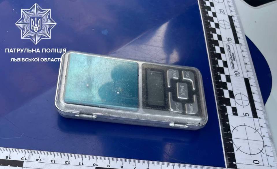 У Львові поліція затримала чоловіка з десятками згортків наркотиків (ФОТО)