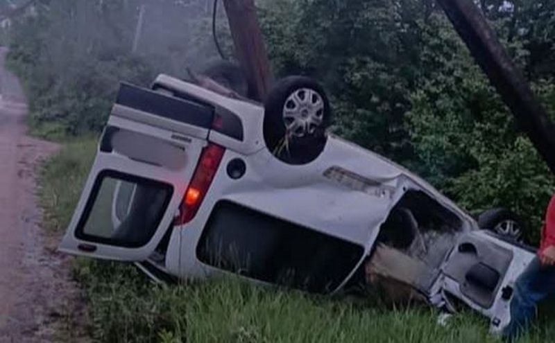 На Київщині водій Renault зіткнувся з електроопорою та загинув на місці