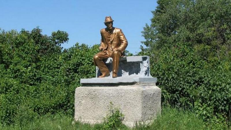 На Полтавщині підлітки розбили памʼятник російському біологу (ВІДЕО)