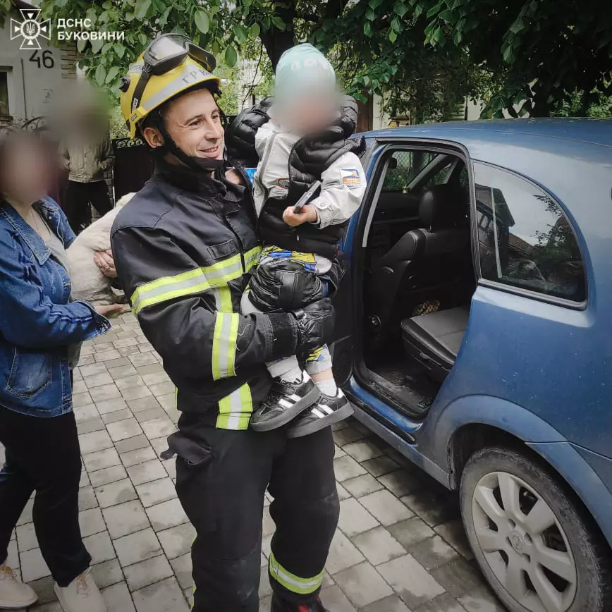 У Чернівцях бійці ДСНС врятували малюка із заблокованого автомоблія (ФОТО)