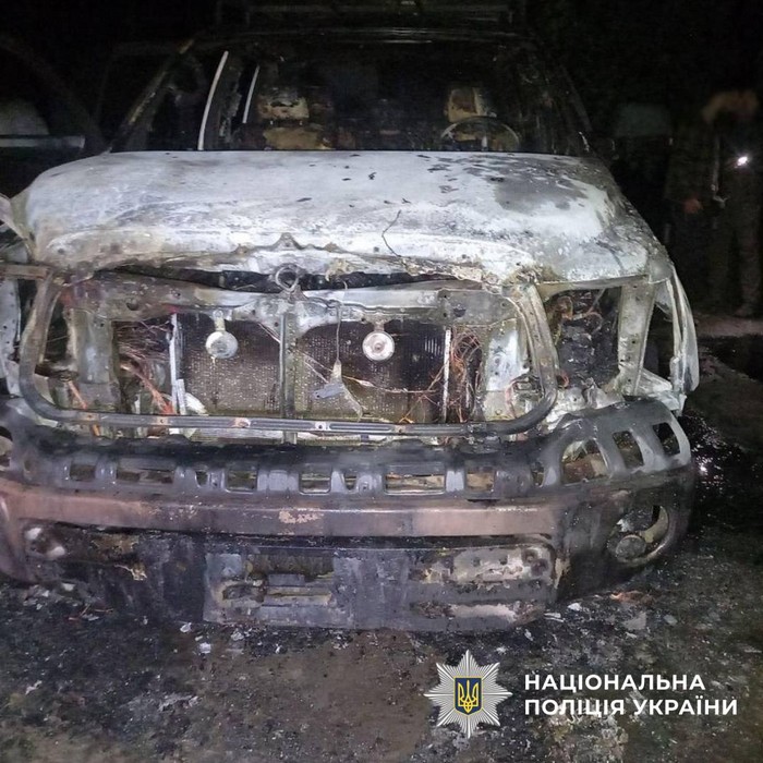 У Харкові неповнолітня спалила два військові позашляховики (ФОТО)