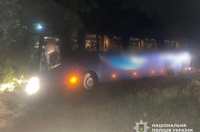 На Одещині рейсовий автобус з пасажирами вилетів в кювет (ФОТО)