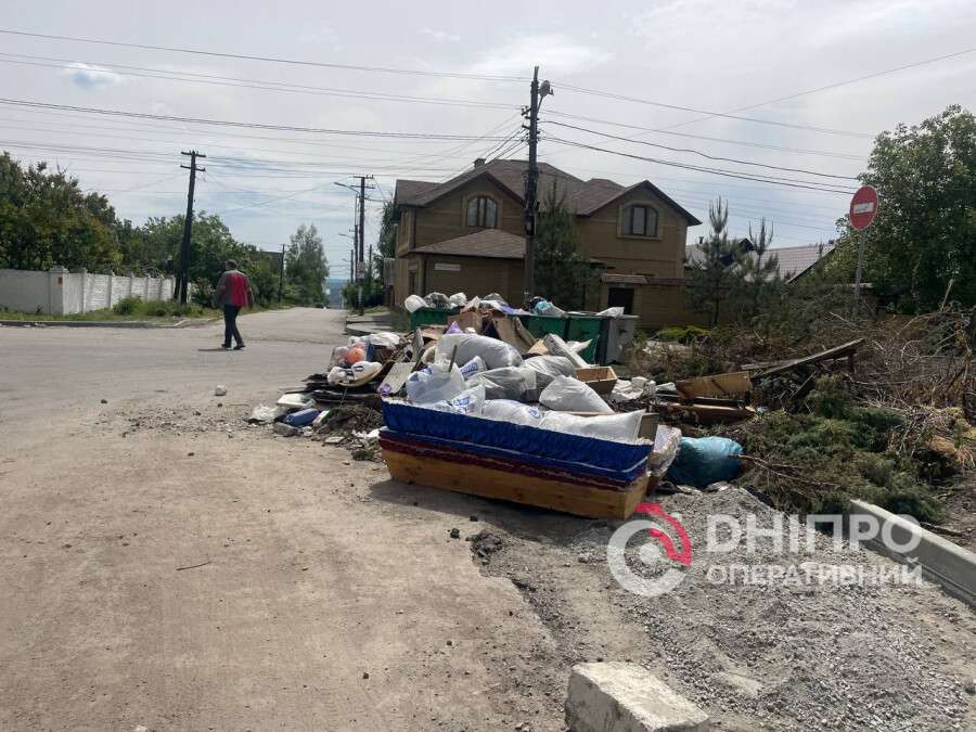 Труни на смітнику налякали мешканців Дніпра: що відомо (ФОТО)