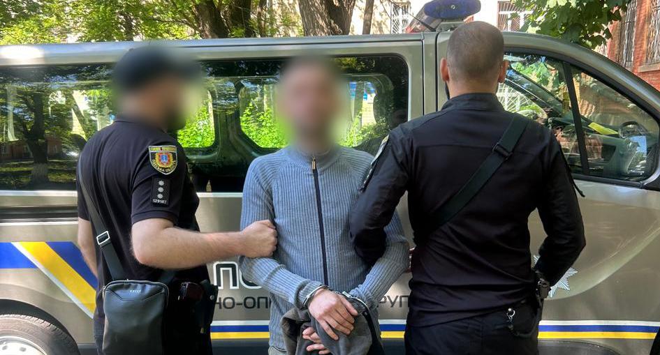 П’яний одесит в маршрутці розпилив газовий балончик в обличчя чоловіку і двічі вдарив його ножем (ФОТО)