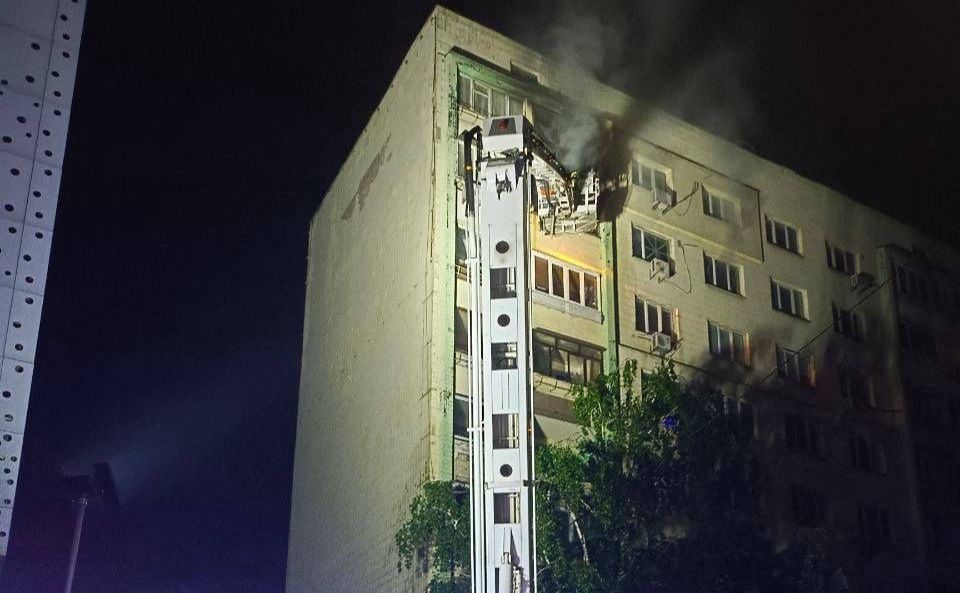 Допомогла спецдрабина: в Шевченківському районі горів балкон багатоповерхівки (ФОТО)