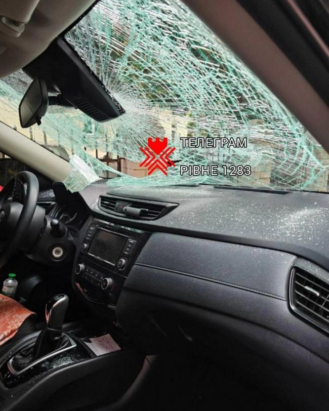 Стрибав по лобовому склі: у Рівному вночі юнак виплеснув агресію на авто (ФОТО)