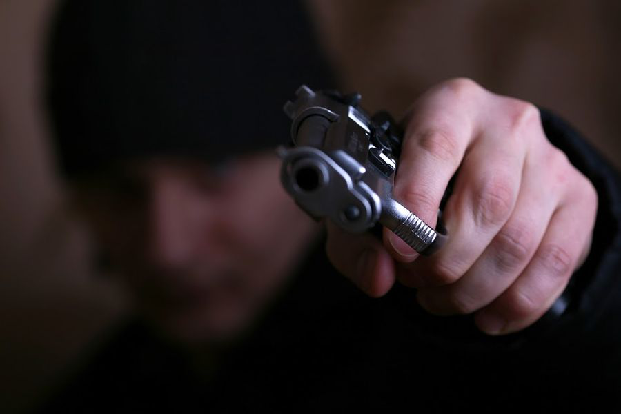 У Кривому Розі чоловікові повідомлено про підозру у розбійному нападі з ножем та пістолетом