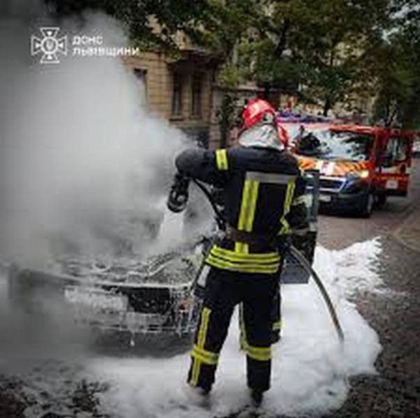 У центрі Львова горів автомобіль (ФОТО)