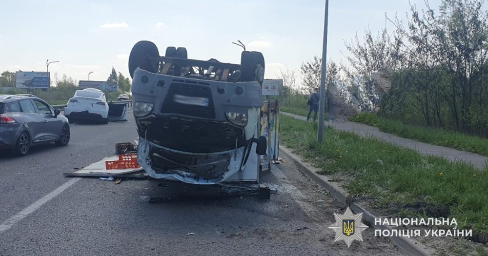 На Львівщині внаслідок ДТП перекинулася вантажівка, яка протаранила дві легківки, є поранені (ФОТО)
