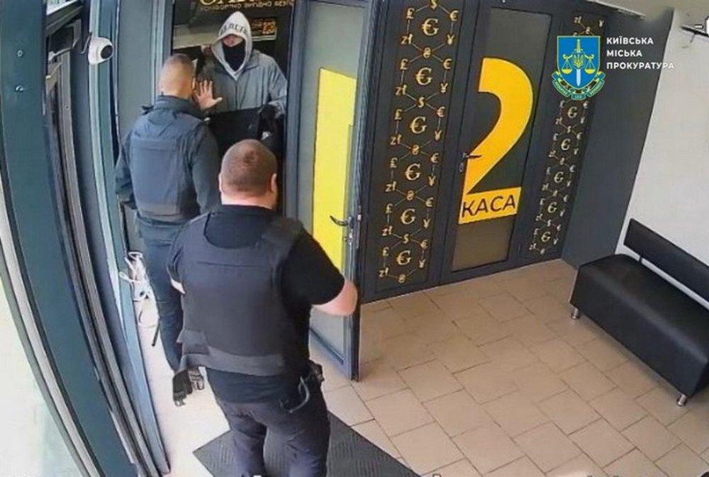 У Києві студент погрожував підірвати обмін валют, якщо йому не віддадуть гроші (ВІДЕО)