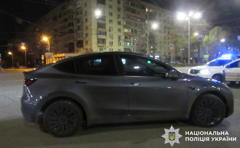 Хильнув і пропонував хабаря: у Києві вночі зупинили зухвалого водія на Tesla (ФОТО)