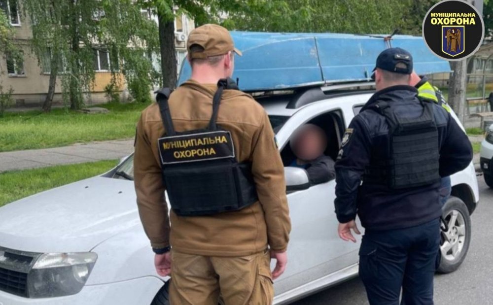 У Києві п’яного водія, який стрибав по бордюрах, зупинила муніціпальна охорона