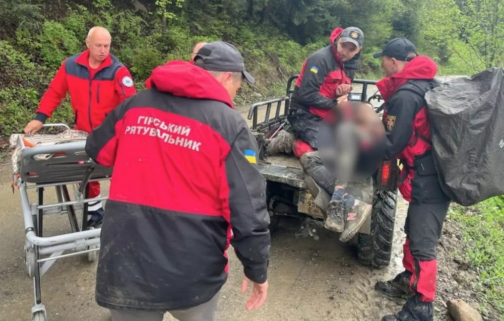 Прикарпатські гірські рятувальники першими надали допомогу туристові, якому стало зле у поході (ФОТО)