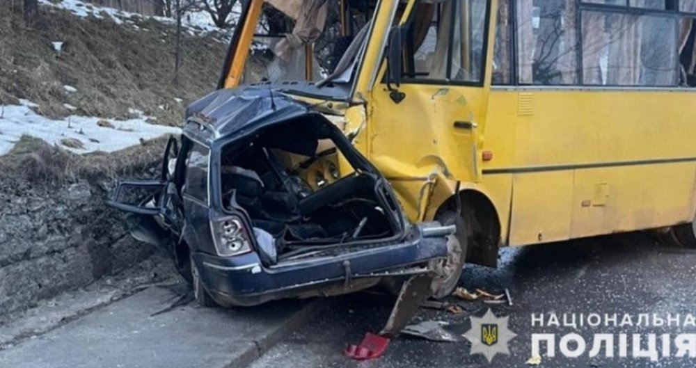 На Львівщині у ДТП загинув молодий поліціянт: його авто зіткнулось зі шкільним автобусом (ФОТО)