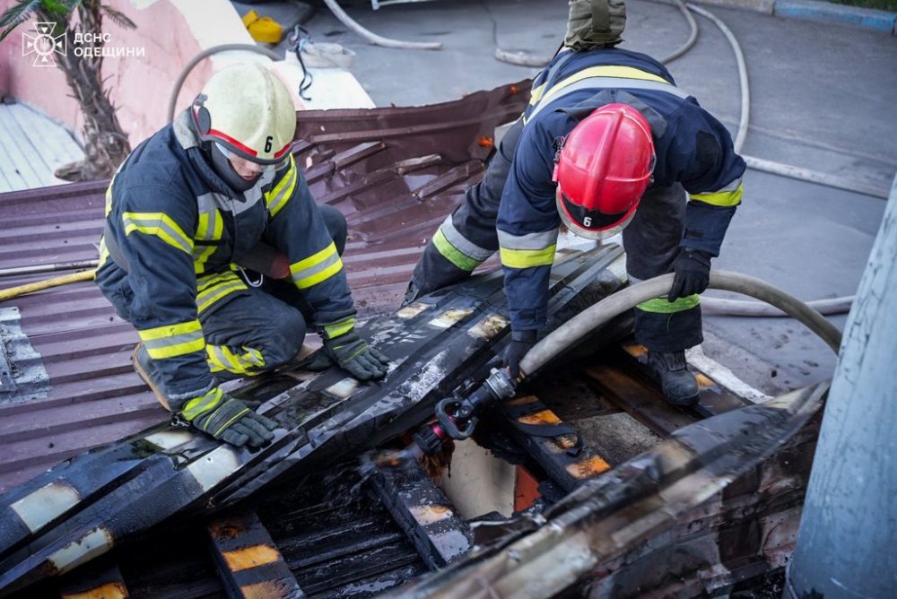 В Одесі горів мангал: пожежу гасили 20 вогнеборців (ВІДЕО)