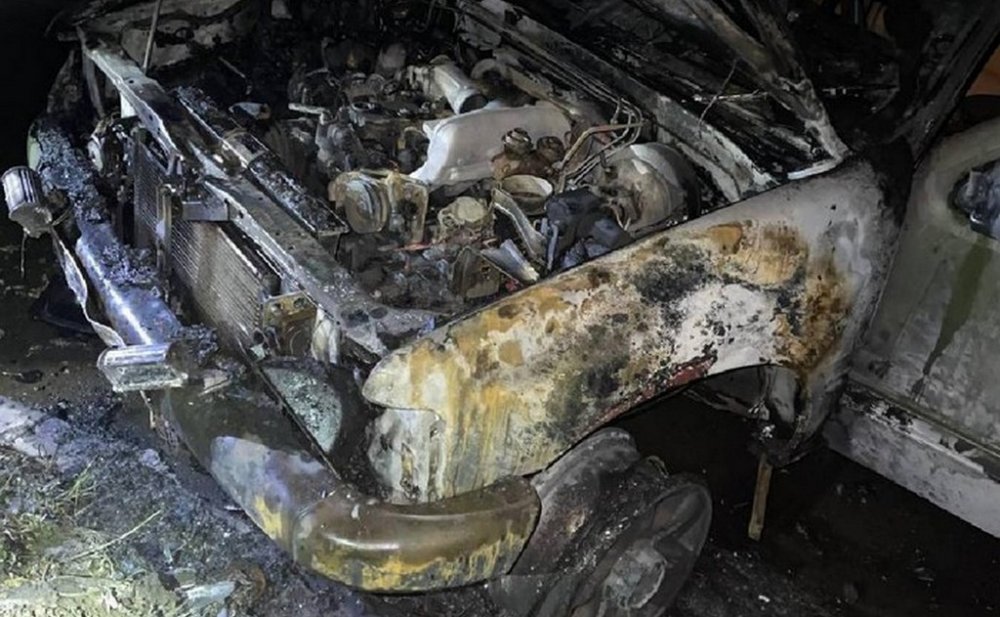 У Харкові неповнолітня спалила два військові позашляховики (ФОТО)