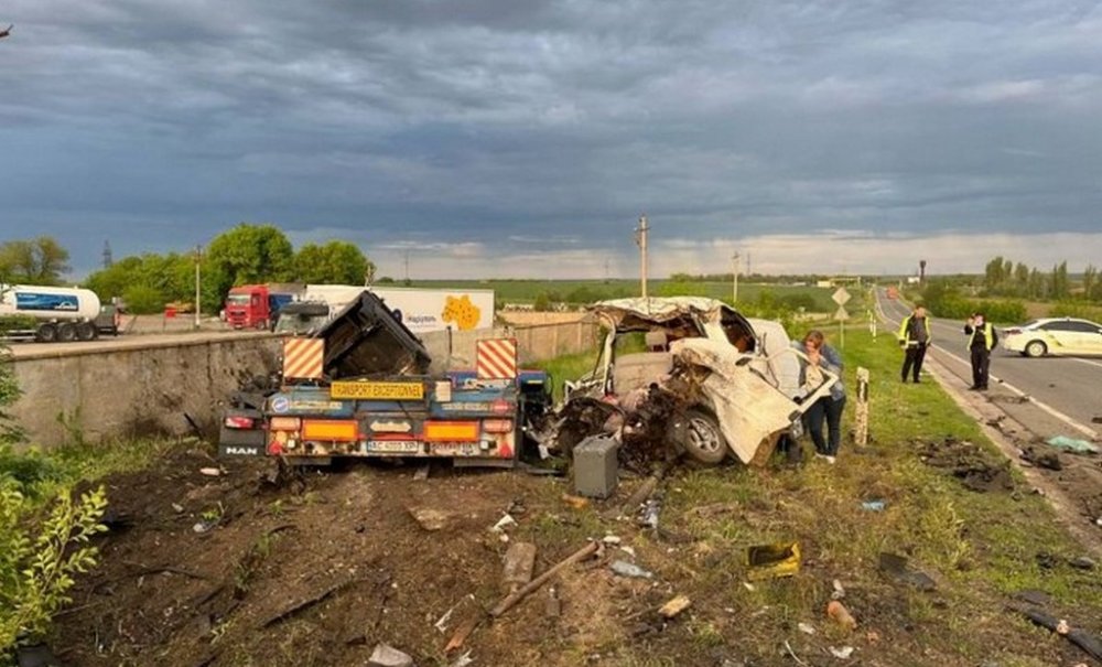 На Кіровоградщині у ДТП за участі легковика, вантажівки та двох бусів загинули три людини (ФОТО)