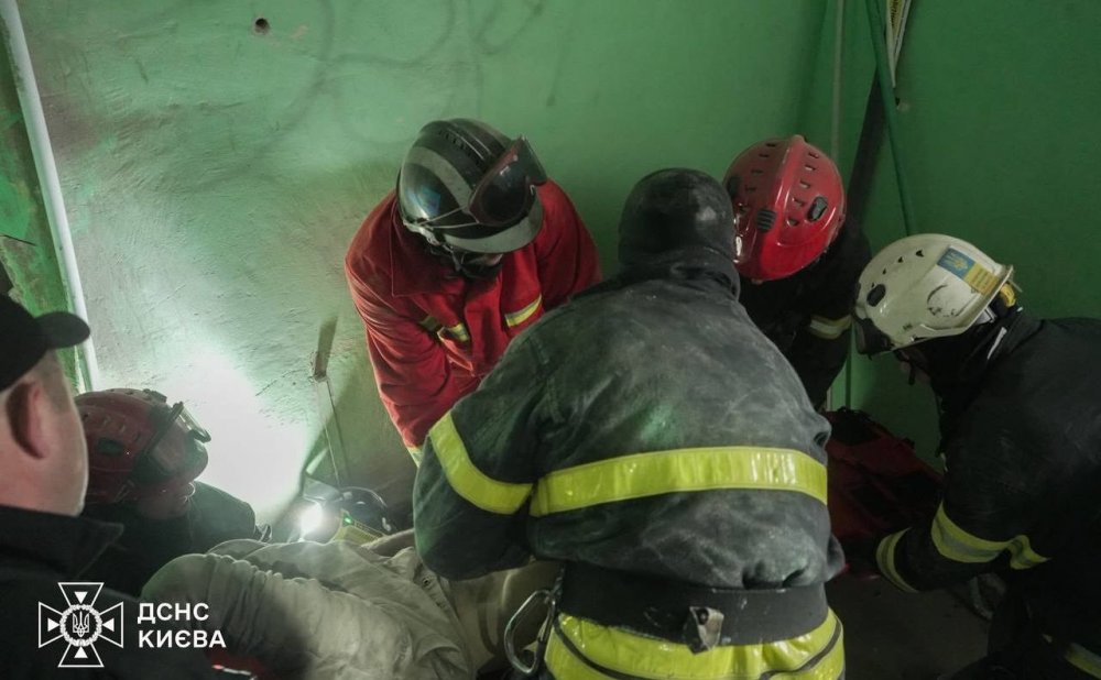 На Оболоні чоловік застряг між поверхами у вентиляційній шахті (ФОТО)