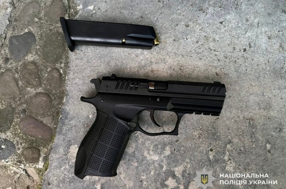 Мукачівські поліцейські затримали зловмисника, який підстрелив свого сусіда