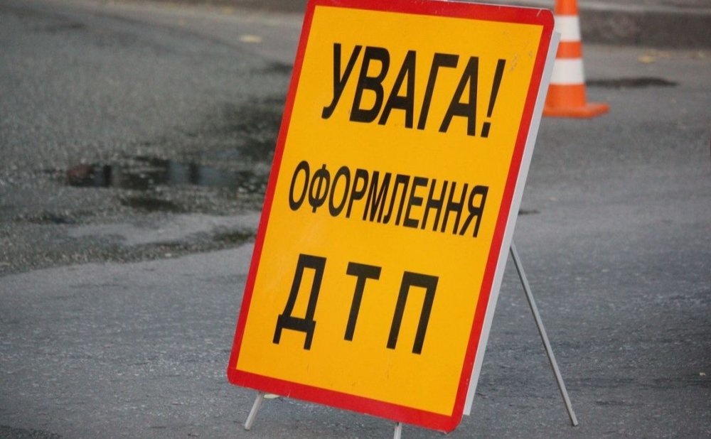 На трасі Київ - Чоп фура перекрила дорогу: на в’їзді у столицію затори (ВІДЕО)