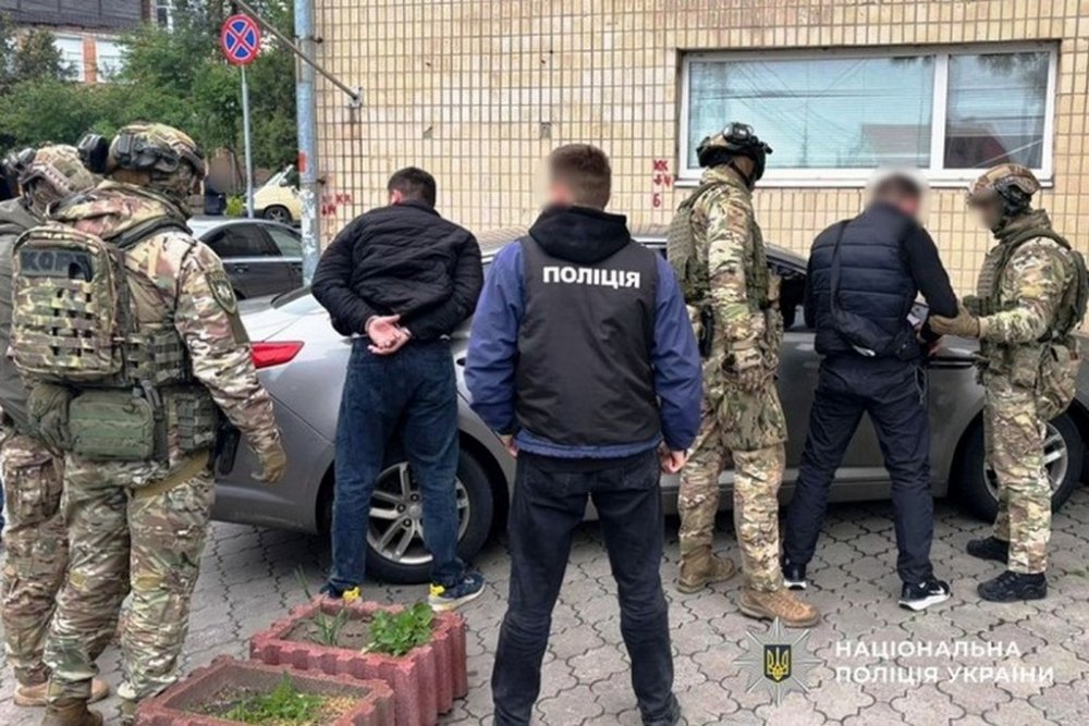У Вінниці затримали трьох осіб, які, погрожуючи вбивством, вимагали гроші у неповнолітнього
