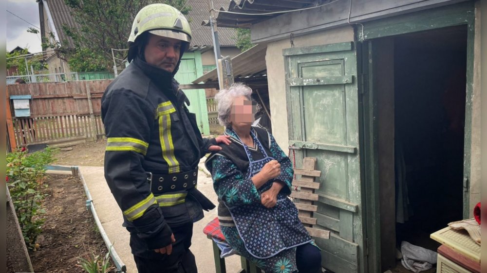 Підземна пастка: в Ізмаїлі рятувальники дістали з підвалу літню жінку (ФОТО)