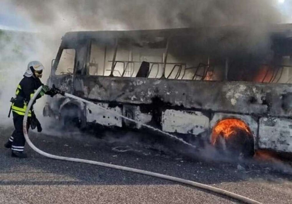 На Дніпропетровщині під час руху загорівся пасажирський автобус (ФОТО)