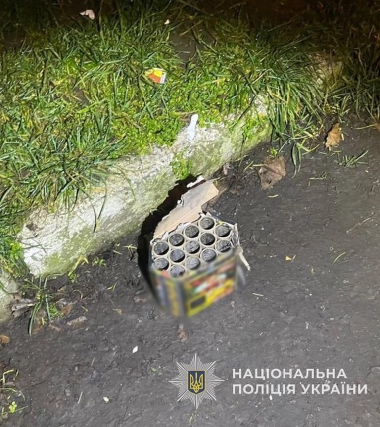 В Одесі двоє чоловіків на замовлення росіян запускали феєрверки і спалили авто (ФОТО)