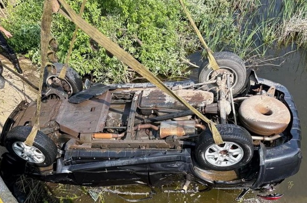 На Вінниччині двоє людей загинули в авто, яке злетіло з мосту в річку