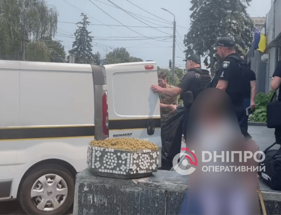 У центрі Дніпра з вікна гуртожитку випал хлопець (ФОТО)