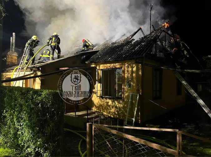 На Волині спалахнув будинок через прямий удар блискавки (ФОТО)