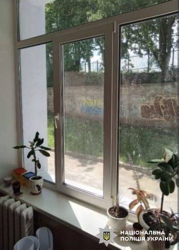 Заліз через вікно: у Києві злодій поцупив із кабінету вчителя ноутбук