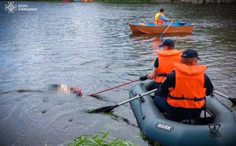На Київщині з річки дістали тіло невідомої жінки