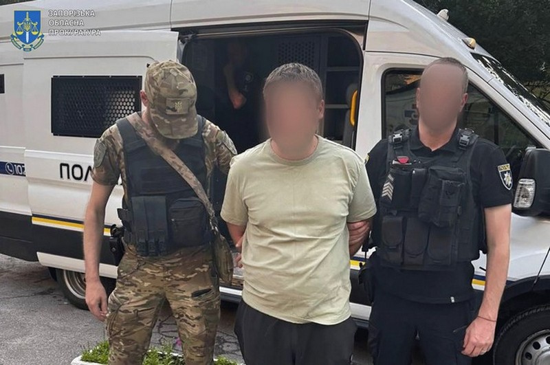 Повідомлено про підозру озброєному чоловіку, який принижував двох неповнолітніх дівчат (ФОТО)