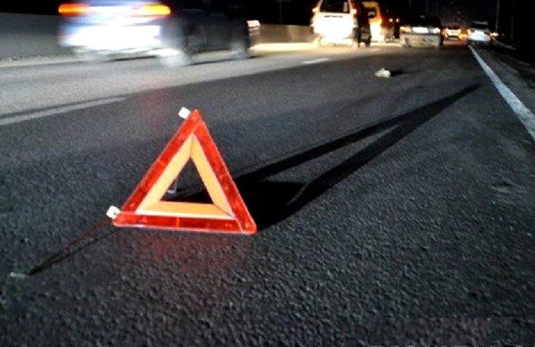 Смертельна ДТП на Львівщині: легковик злетів з дороги й врізався у паркан (ФОТО)
