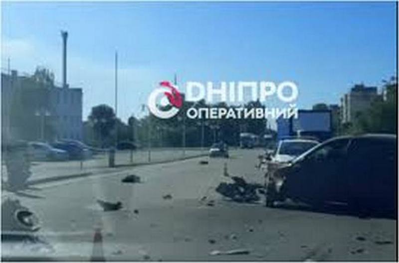 Двигун вилетів з машини: у Дніпрі сталася серйозна аварія (ВІДЕО)