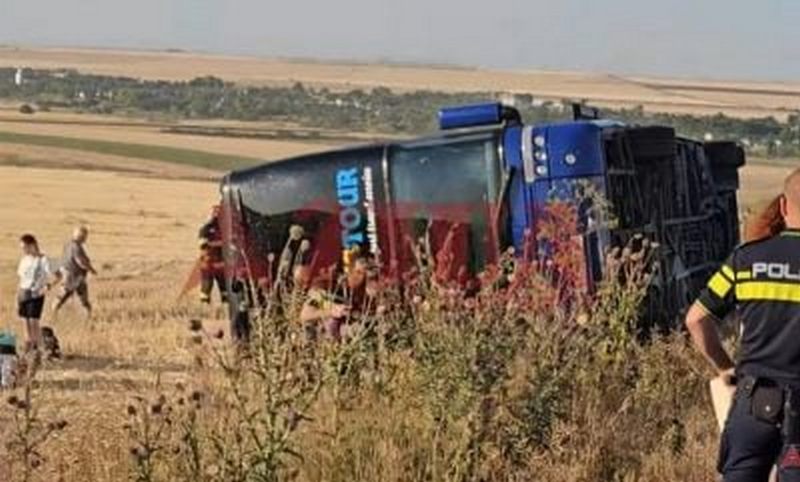 У Румунії перекинувся автобус, в якому їхали 55 українців (ФОТО)