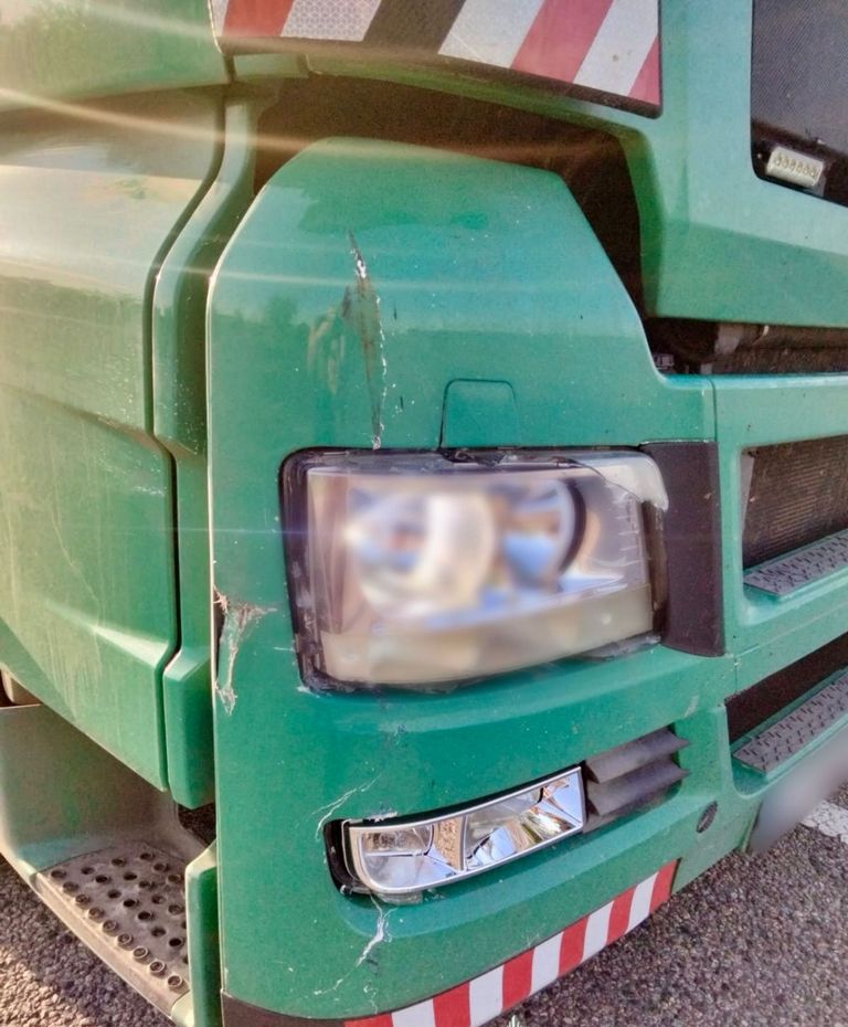 На Київщині вантажівка на смерть збила жінку, яка штовхала власний автомобіль (ФОТО)