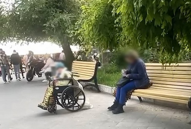 Одеситка змушувала жебракувати літню матір і намагалася підкупити дільничного (ВІДЕО)