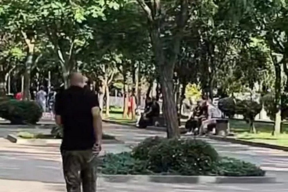 У Дніпрі чоловік з ножем чіплявся до дітей (ВІДЕО)